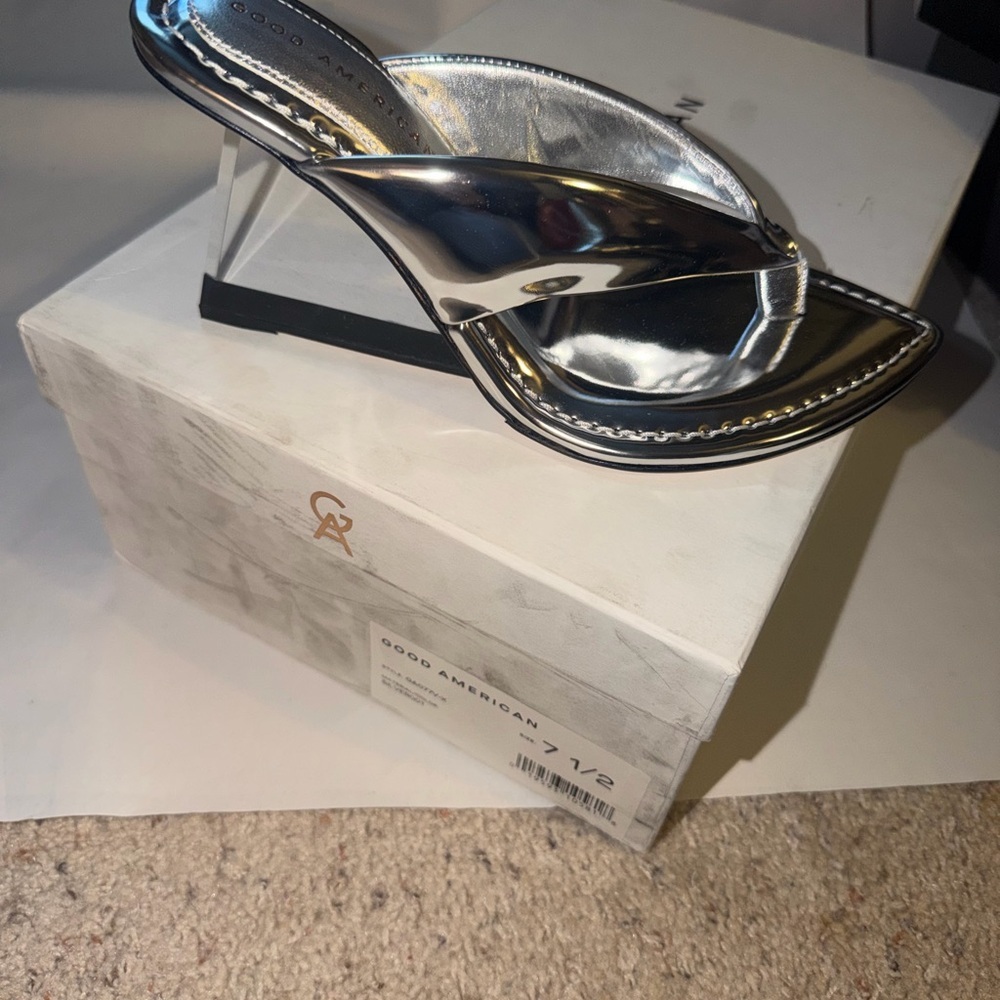 Good American Silver Metallic Pointed Thong Heels - Picture 12 of 13